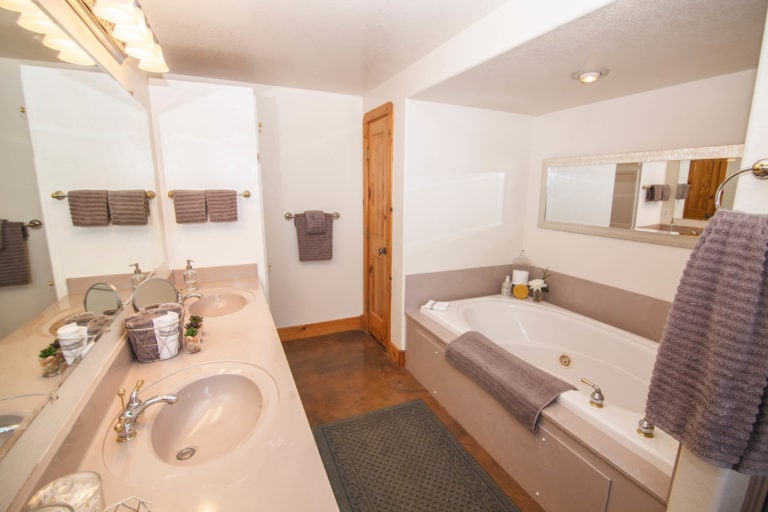 114 Holiday Dr, Pagosa Springs, Colorado - Bathroom